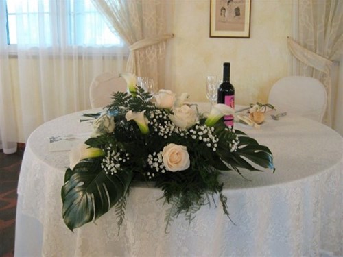 Allestimento floreale del tavolo degli sposi