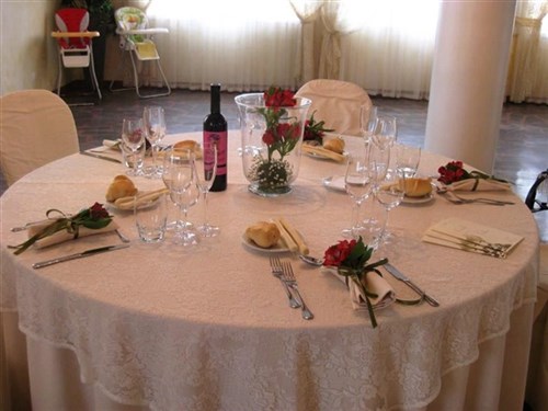 Allestimento tavolo ristorante per cerimonie